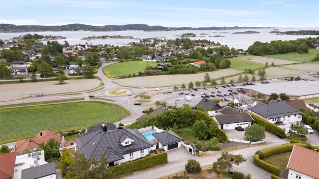 Høytliggende flott tomt med utsikt over fjorden og omkringliggende områder.