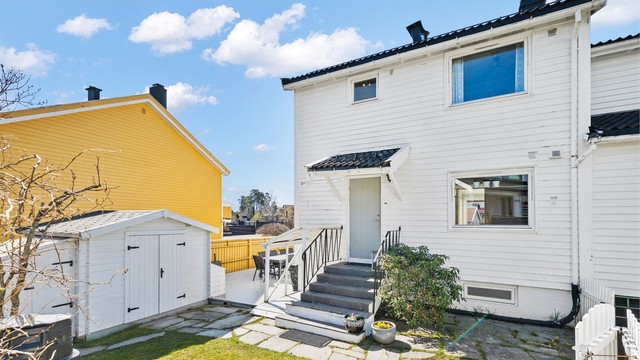 Boligens fasade er kledd med liggende trekledning.