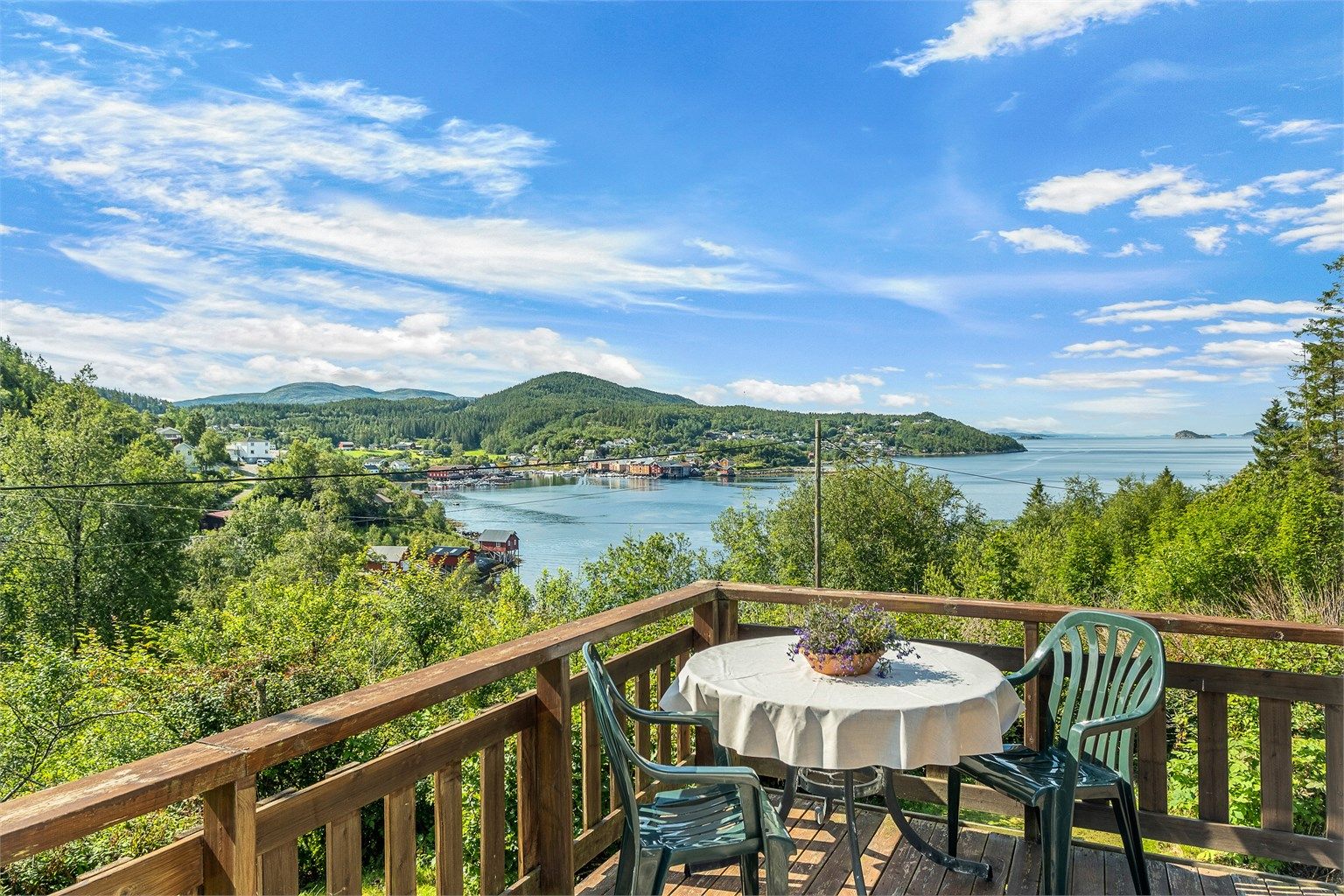 Verandaen byr på en herlig uteplass hvor du kan nyte rolige omgivelser og utsikt mot fjorden.