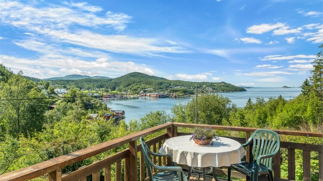 Verandaen byr på en herlig uteplass hvor du kan nyte rolige omgivelser og utsikt mot fjorden.