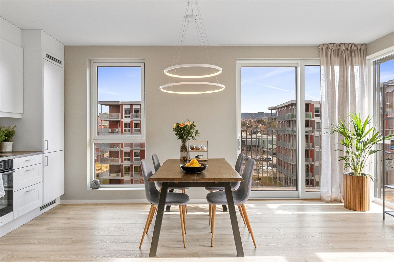Fra stuen er det direkte utgang til den store, private terrassen.