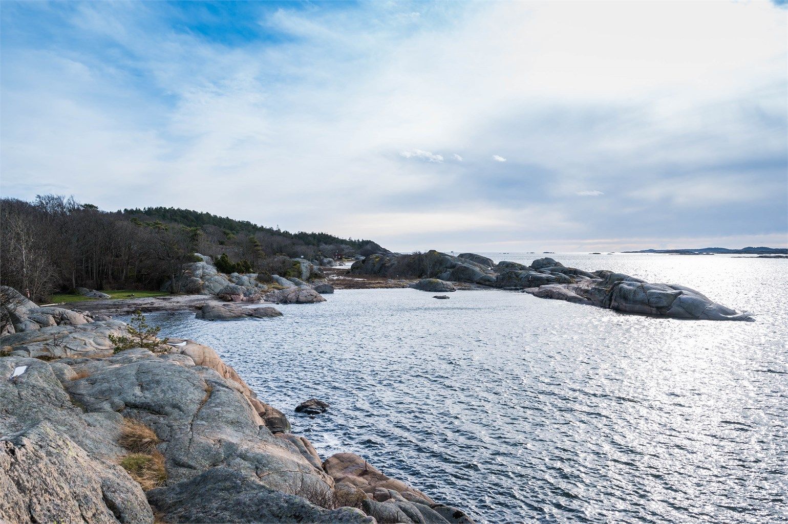 Tjøme er et sted hvor naturen alltid er tett på. Fra boligen er det kort vei til fine turmuligheter og til Bekkevika, en av Tjømes flotte sandstrender.