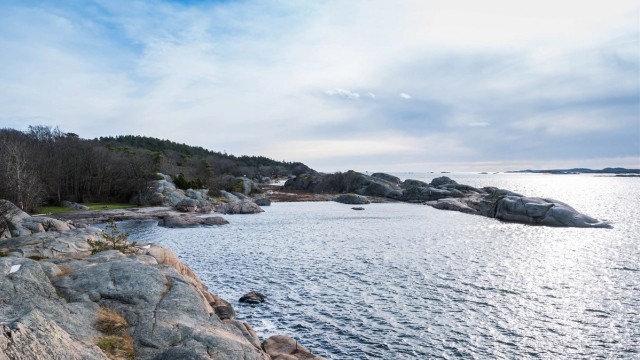 Tjøme er et sted hvor naturen alltid er tett på. Fra boligen er det kort vei til fine turmuligheter og til Bekkevika, en av Tjømes flotte sandstrender.