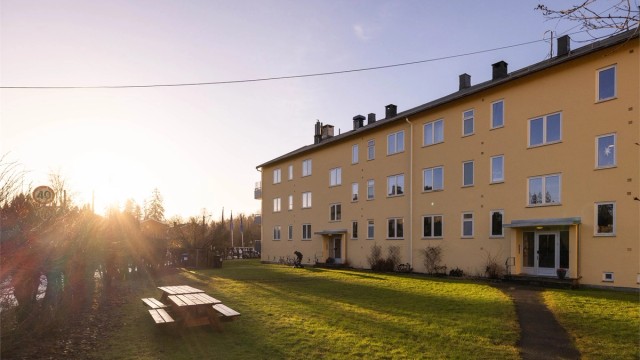 Velkommen til Stasjonsveien 49A presentert av Anne Aartun i Krogsveen. Bilder av Bjørnar Solberg, Isnitt