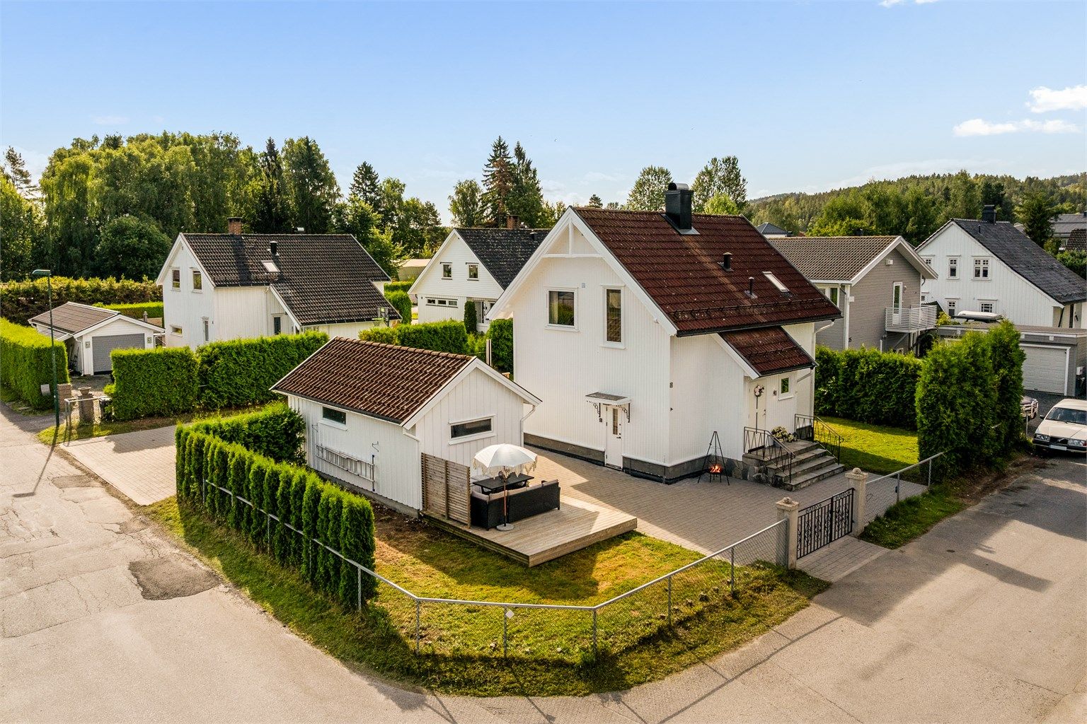Huset og uthuset er nylig malt og fremstår flotte utvendig.