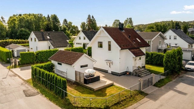 Huset og uthuset er nylig malt og fremstår flotte utvendig.
