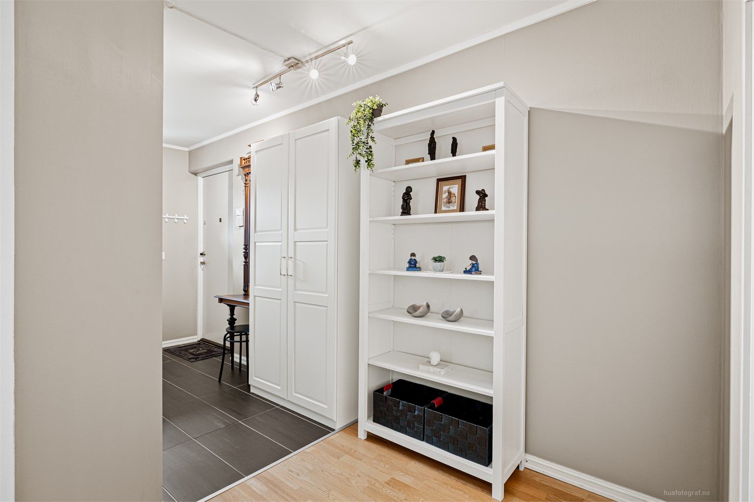 Romslig entré med plass til oppbevaring. Leiligheten disponerer en innvendig bod i tillegg til en ekstern bod på 5 m².