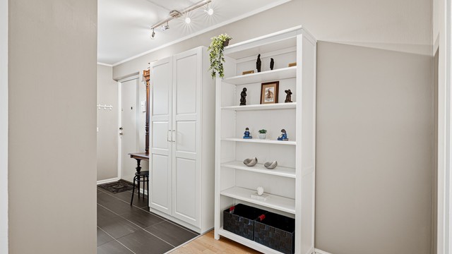 Romslig entré med plass til oppbevaring. Leiligheten disponerer en innvendig bod i tillegg til en ekstern bod på 5 m².