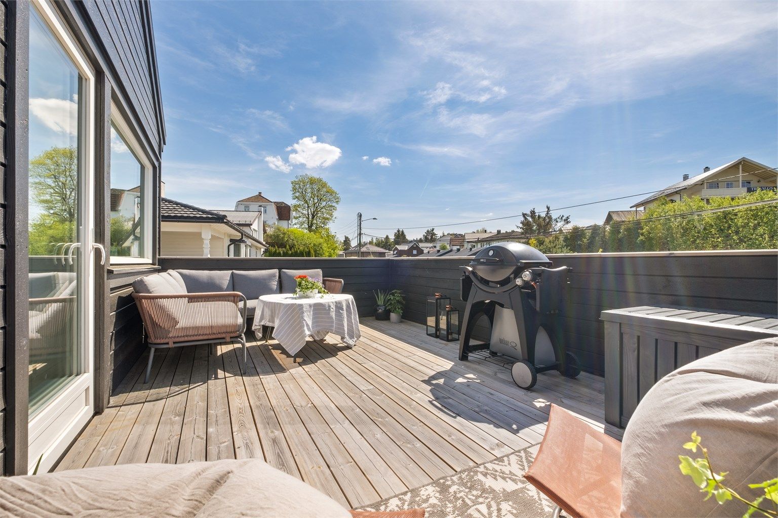 Boligen ble nymalt utvendig i 2022, og den er utstyrt med en energieffektiv varmepumpe. Utsikt mot Langvannet fra balkongen.