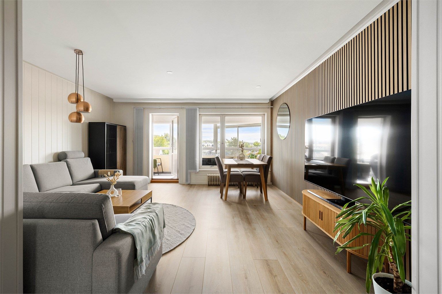 Leiligheten er gjennom de seneste årene betydelig oppgradert. Stuen og alle øvrige rom er pusset opp.