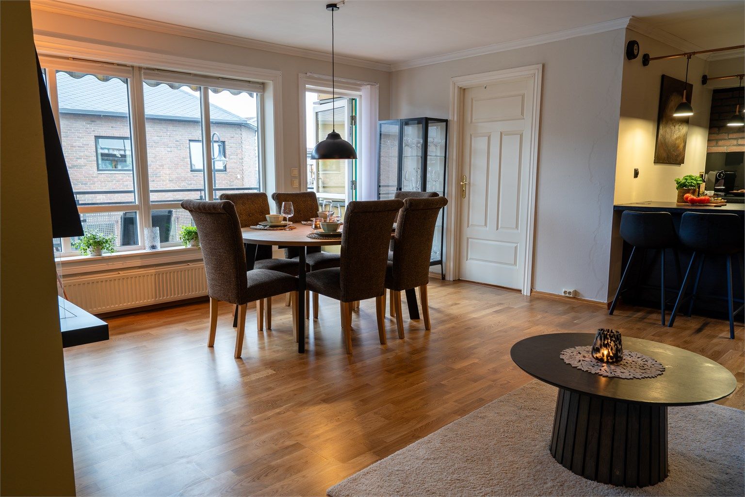 Lys og romslig stue med utgang til balkong