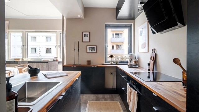 Kjøkkeninnredningen fra IKEA har en praktisk utforming med gode arbeidsflater.