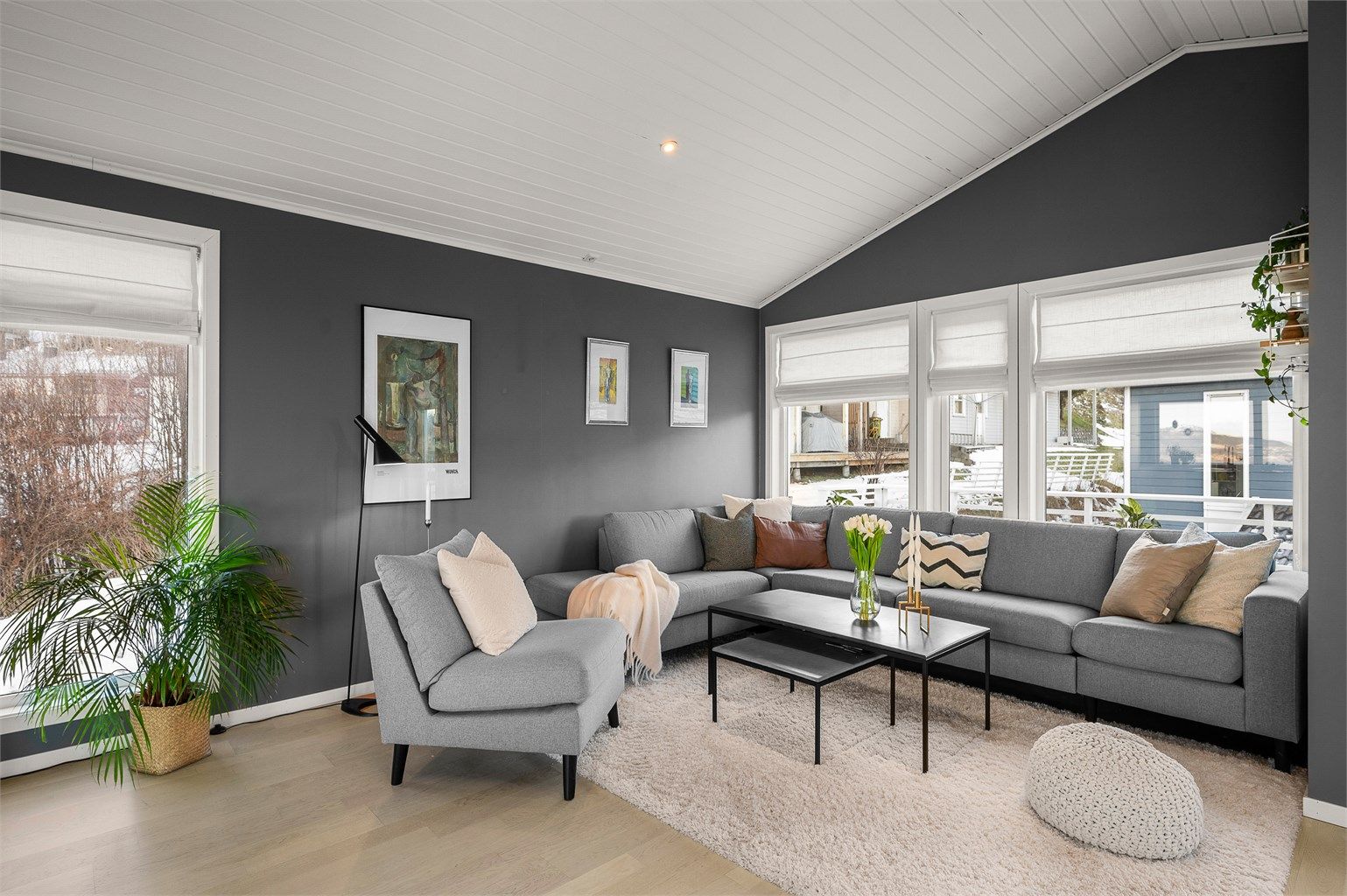 Her har man god plass til stor sofagruppe med tilhørende TV-møblement samt stor spisegruppe med god plass til å samle familie og venner til hyggelige sammenkomster. 