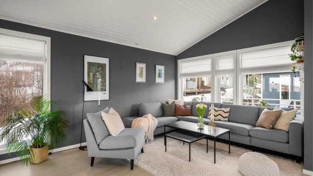 Her har man god plass til stor sofagruppe med tilhørende TV-møblement samt stor spisegruppe med god plass til å samle familie og venner til hyggelige sammenkomster.