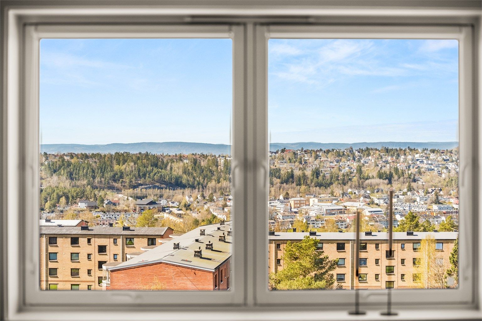 Store vinduer fra 2010 som slipper inn rikelig med dagslys og byr på flott utsikt.