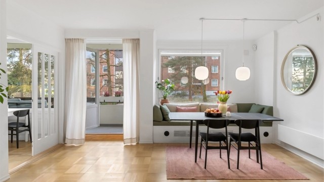 Leiligheten har god lagringsplass i to boder, samt garasjeplass med elbillader.