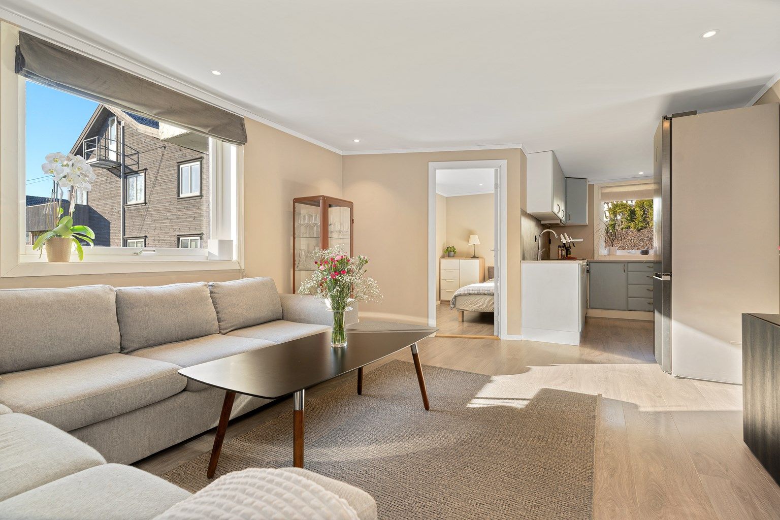 Velkommen til Vollebakken 16A - en flott og oppgradert 3-roms selveier med sentral beliggenhet, hage, peis og egen parkeringsplass. 