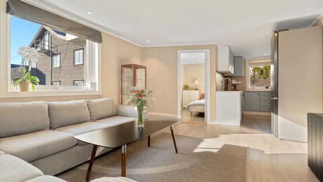 Velkommen til Vollebakken 16A - en flott og oppgradert 3-roms selveier med sentral beliggenhet, hage, peis og egen parkeringsplass.