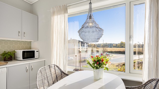 Spiseplassen ved kjøkkenvinduet har et åpent og hyggelig utsyn mot omgivelsene.
