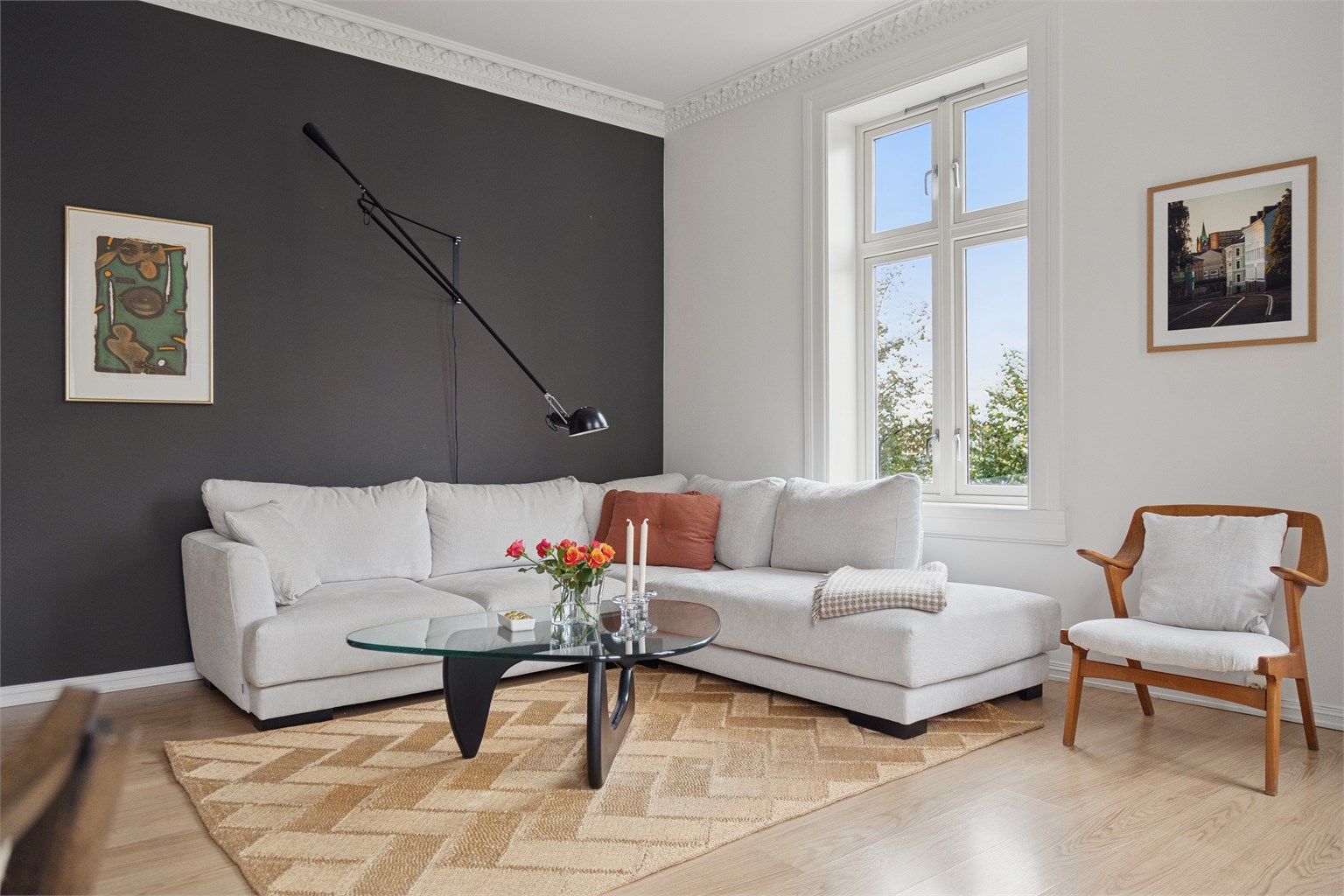 Stuen har god plass til sofagruppe og store vinduer som slipper inn godt med lys.