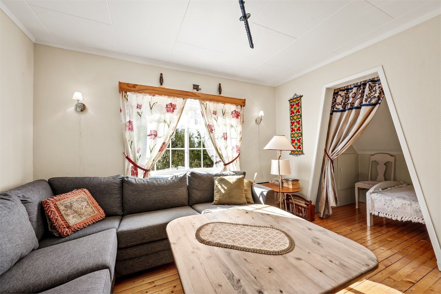 Rommet har sjarmerende heltre gulvbord og malte flater.