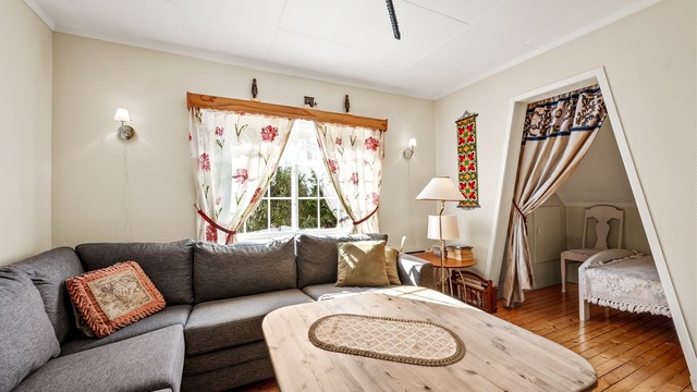 Rommet har sjarmerende heltre gulvbord og malte flater.