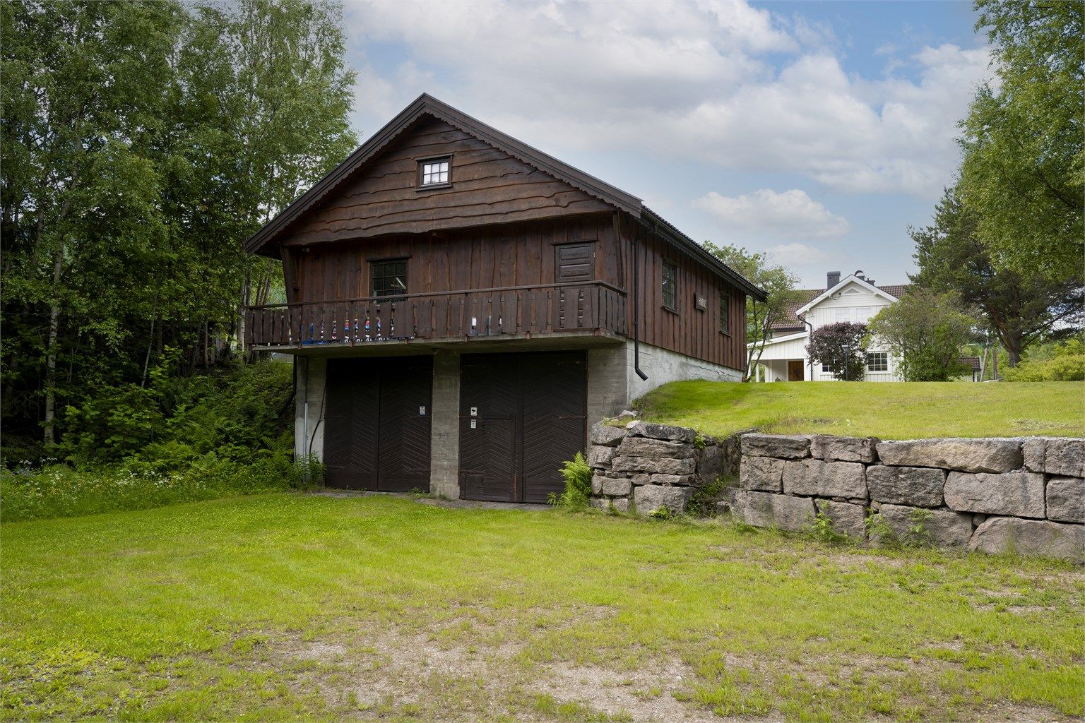 Garasjen har også en underetasje og et loft.