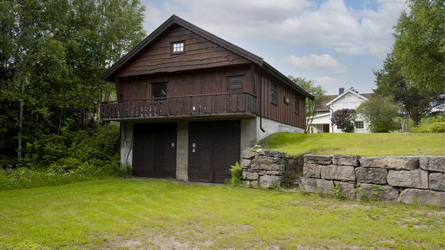 Garasjen har også en underetasje og et loft.