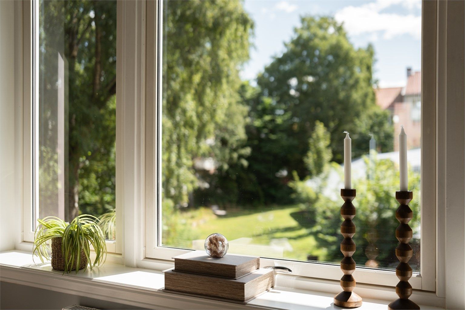 Grønne omgivelser rett utenfor vinduene gir en rolig og usjenert atmosfære til tross for den sentrale beliggenheten. Her bor du i en grønn oase midt i byen!