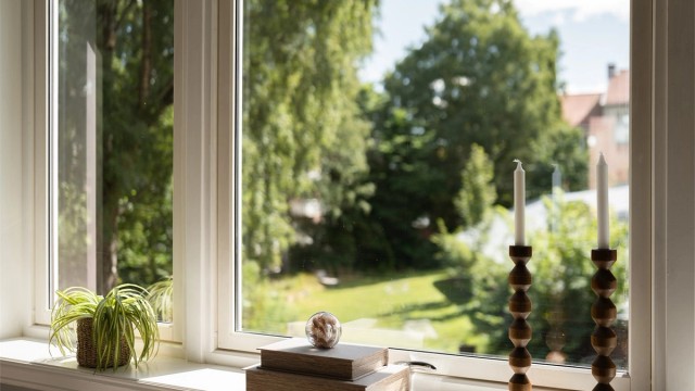 Grønne omgivelser rett utenfor vinduene gir en rolig og usjenert atmosfære til tross for den sentrale beliggenheten. Her bor du i en grønn oase midt i byen!
