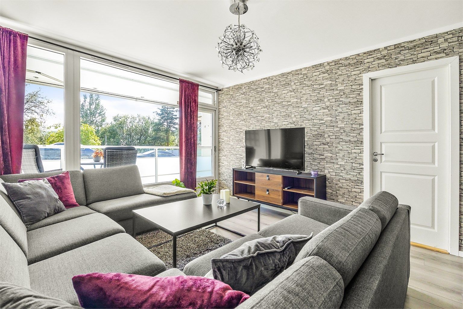 Lys stue med utgang til innglasset balkong - En fin forlengelse av rommet