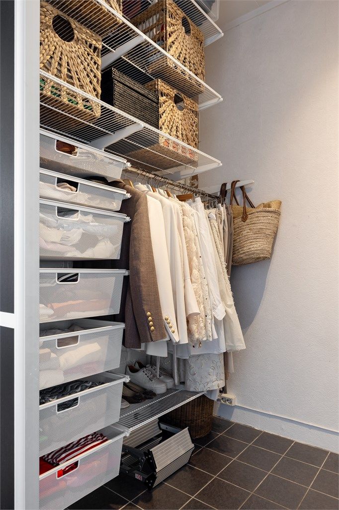 Vaskeromsdelen er adskilt med en skyvedørsgarderobe og har gode oppbevaringsmuligheter.