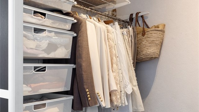 Vaskeromsdelen er adskilt med en skyvedørsgarderobe og har gode oppbevaringsmuligheter.