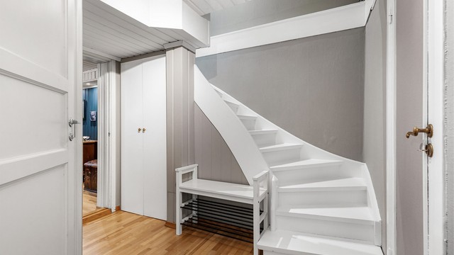 Trappen ned til kjelleretasjen.