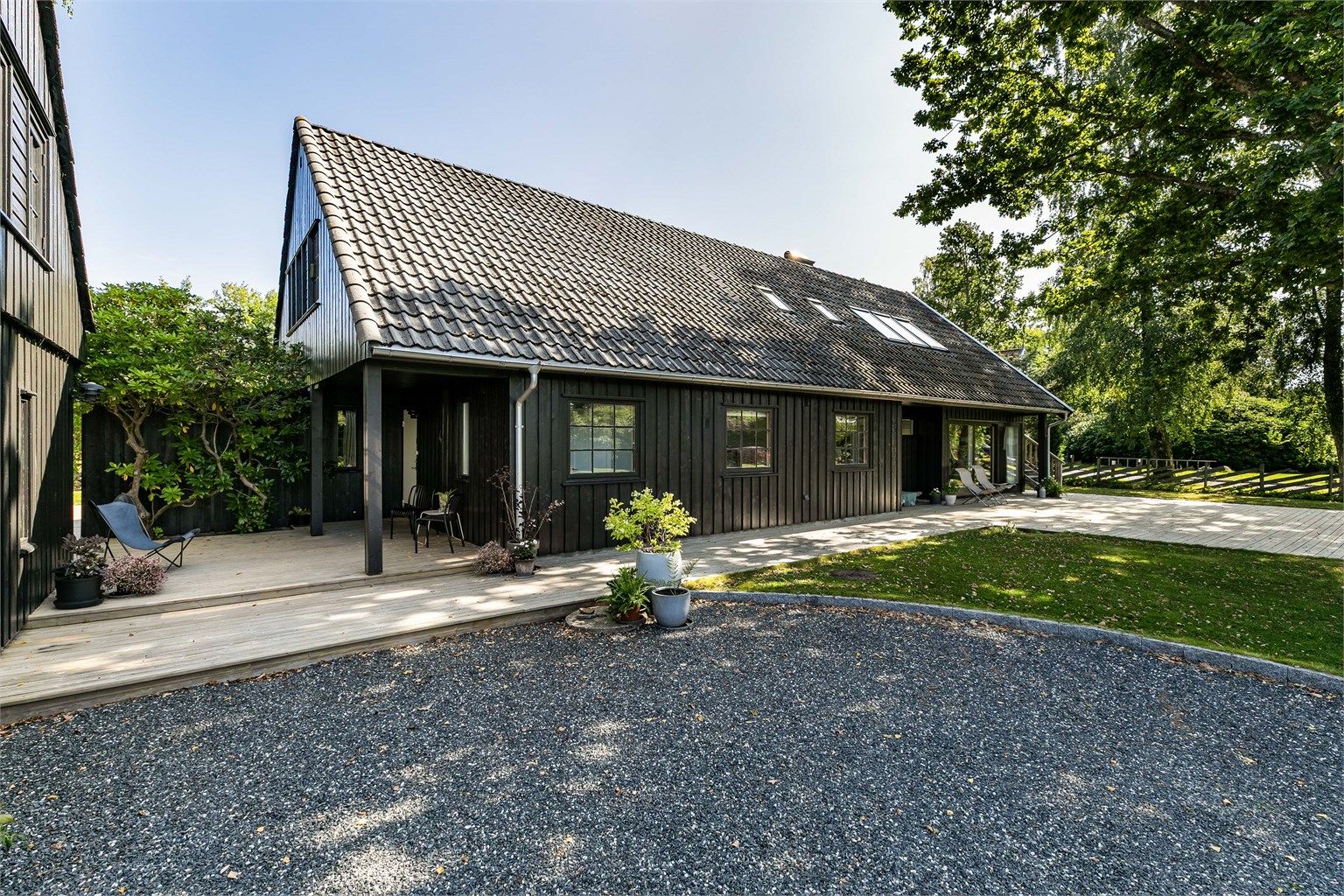 Gårdsplass med oppstillingsmulighet for mange biler - praktisk ved bursdager og andre sammenkomster.