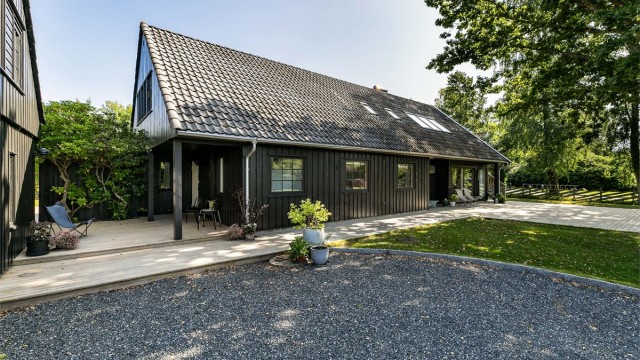 Gårdsplass med oppstillingsmulighet for mange biler - praktisk ved bursdager og andre sammenkomster.