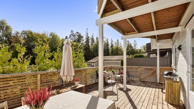 Markterrasse ved stuen med overbygd del og plass til spisebord og grill.