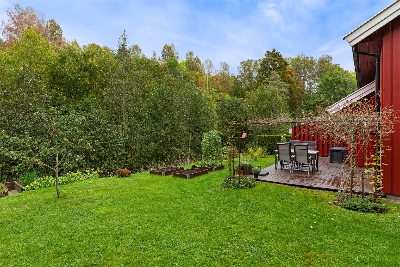 Eiendommen er beliggende i rolige og naturskjønne omgivelser