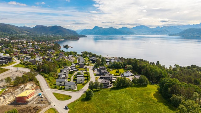 Beliggenhet i Skråvika på Flisneset, med nærhet til sjøen.