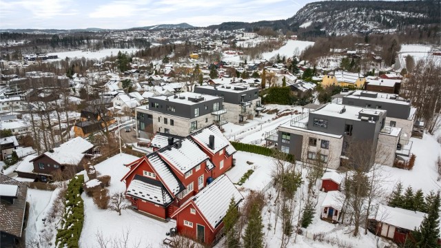 Boligen ligger svært barnevennlig, med kort og trygg skolevei på ca. 500 meter til Billingstad barneskole. Det ligger flere barnehager i kort gangavstand fra boligen