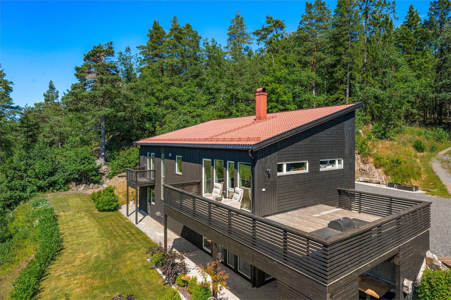 Solrikt beliggende på en høyde omkranset av skog og vakker natur