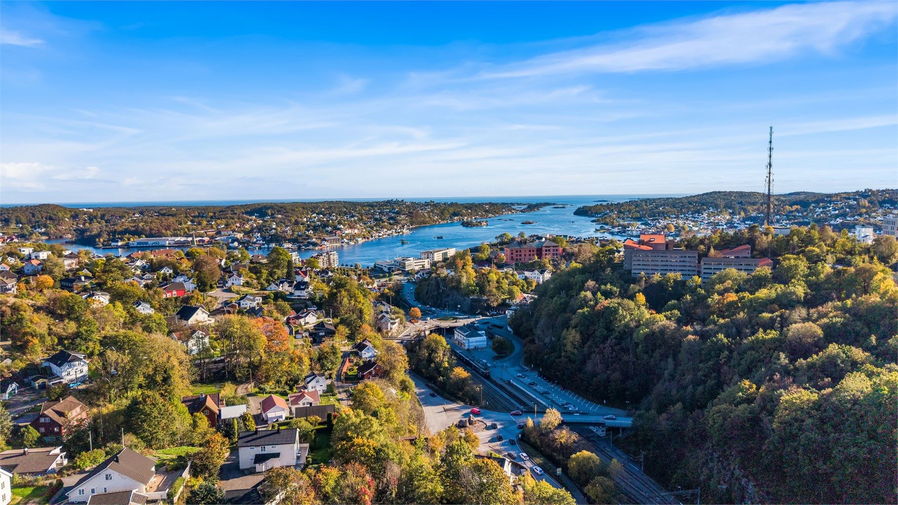Fra området er det kort vei ned til Barbukilen, Arendal stasjon og byens sentrumstilbud.