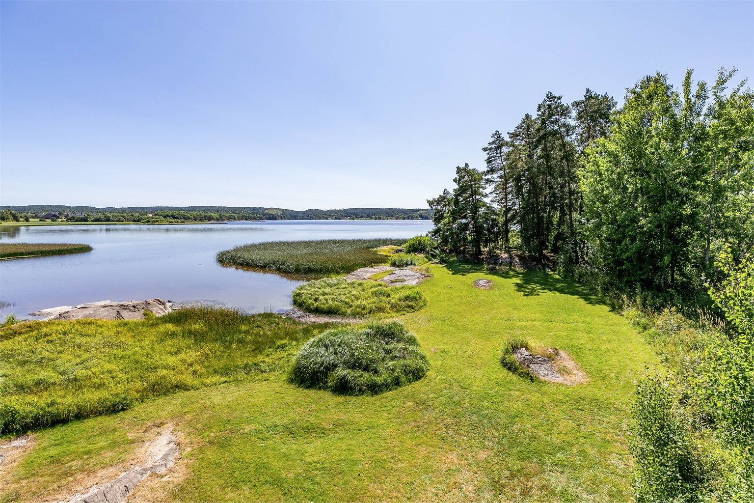 I Svinndal bor du omgitt av vakker natur med mange tur- og utfluktsmuligheter. Her fra idylliske Sæbyvannet.