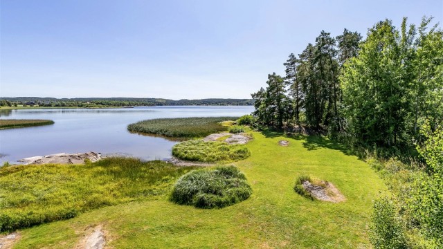 I Svinndal bor du omgitt av vakker natur med mange tur- og utfluktsmuligheter. Her fra idylliske Sæbyvannet.