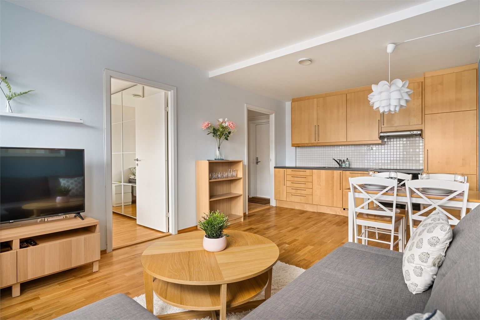 Leiligheten fremstår som en romslig 2-roms leilighet i rolige omgvivelser i 3. etasje. Leiligheten vender inn mot kvartalet og det er lite støy fra gatene rundt.  