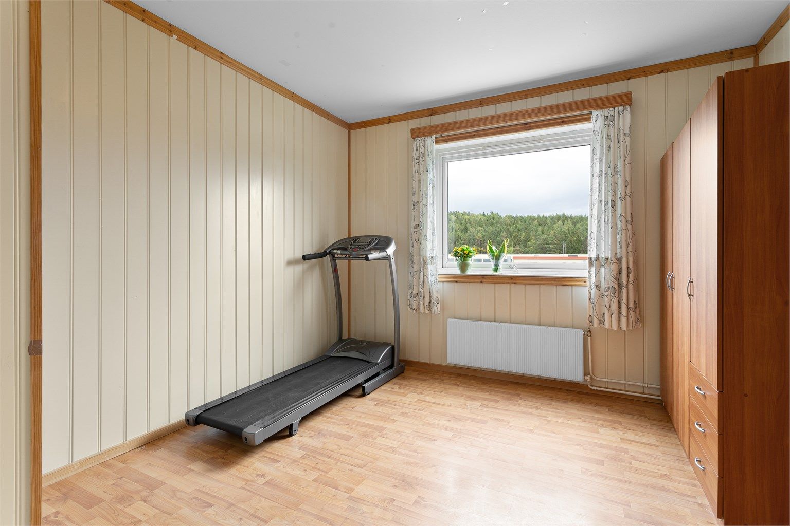 Soverom 3 med laminat på gulv, malt panel på vegger og malt himling