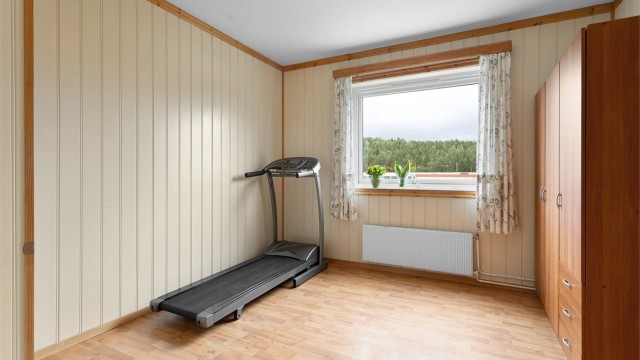 Soverom 3 med laminat på gulv, malt panel på vegger og malt himling