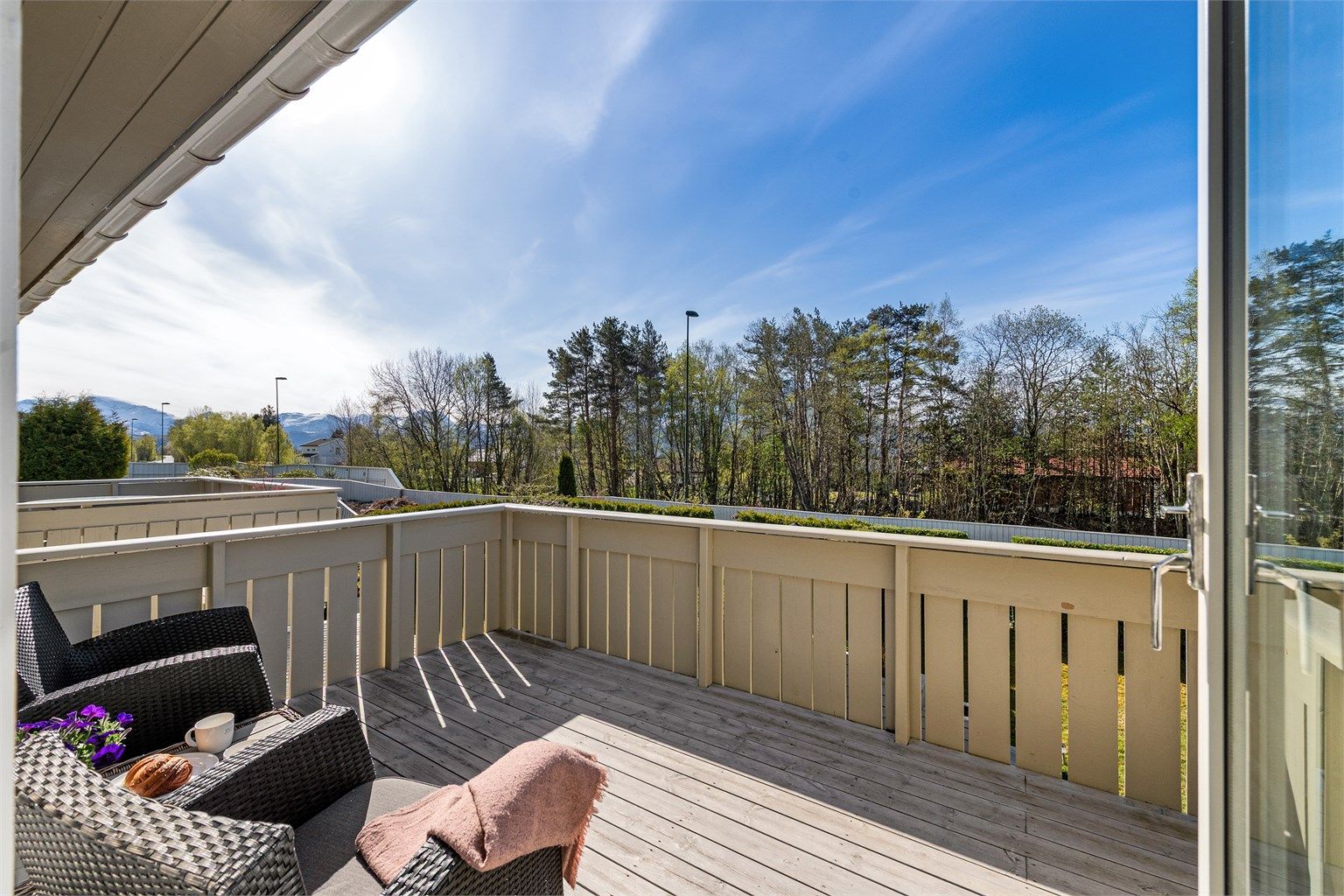 Balkongen er en fin forlengelse av stuen, med god plass til en sittegruppe.