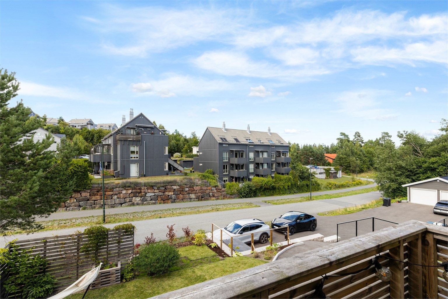 Fra spisestuen er det adkomst til en nordvestvendt veranda hvor man kan nyte ettermiddagssolen