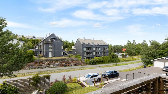 Fra spisestuen er det adkomst til en nordvestvendt veranda hvor man kan nyte ettermiddagssolen